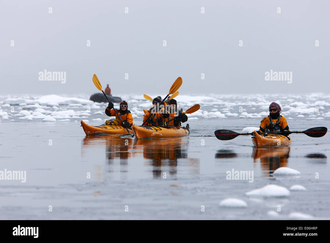 Kajakfahrer Polsterung durch dreiste Eis und offenem Wasser auf einen Ausflug in den antarktischen Gewässern Stockfoto