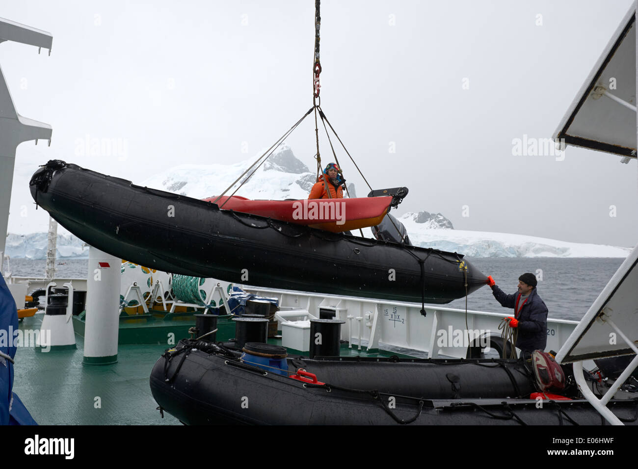 Expeditionsschiff heben Zodiacs an Bord festgemacht Cuverville Island Antarktis Stockfoto
