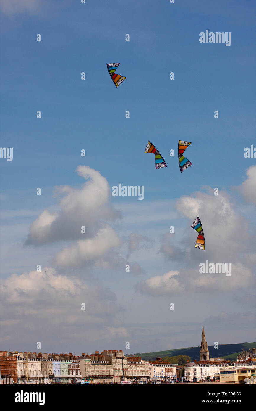 Weymouth, Großbritannien. 4. Mai 2014. Besucher zu sammeln, um die Vielfalt der bunten Drachen Tanz zur Musik in den Himmel auf Weymouth Kite Festival Kredit zu sehen: Carolyn Jenkins/Alamy Live News Stockfoto