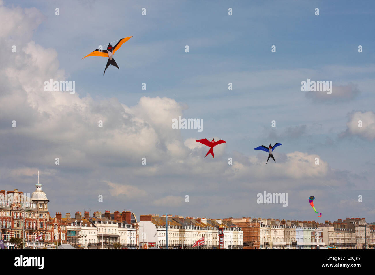 Weymouth, Dorset UK. 04.. Mai 2014. Besucher können beim Weymouth Kite Festival die Vielfalt der farbenfrohen Drachen am Himmel zu Musik tanzen sehen, die wie Vögel geformt sind, die am blauen Himmel fliegen. Kredit: Carolyn Jenkins/Alamy Live News Stockfoto