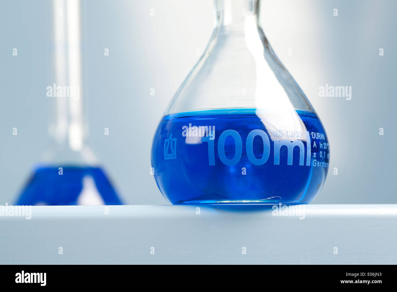 100ml volumetrischen Kolben mit Blaue Lösungin Stockfoto