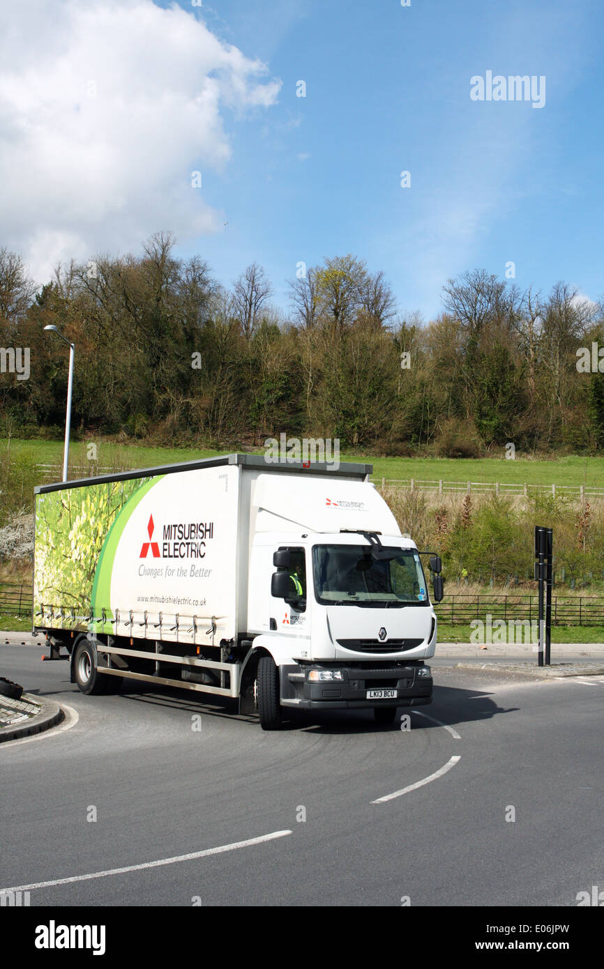 Mitsubishi Electric LKW Reisen rund um einen Kreisverkehr in Coulsdon, Surrey, England Stockfoto