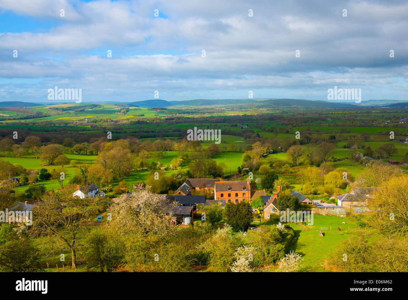 Das Dorf der Asterton im Frühjahr von der Cardingmill Kirche Stretton, Shropshire, England. Stockfoto