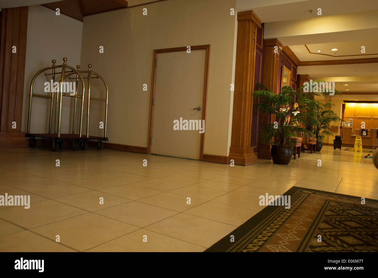 Lobby-Bereich und Gepäck Wagen im kleinen Hotel in Pittsfield, Massachusetts. Stockfoto