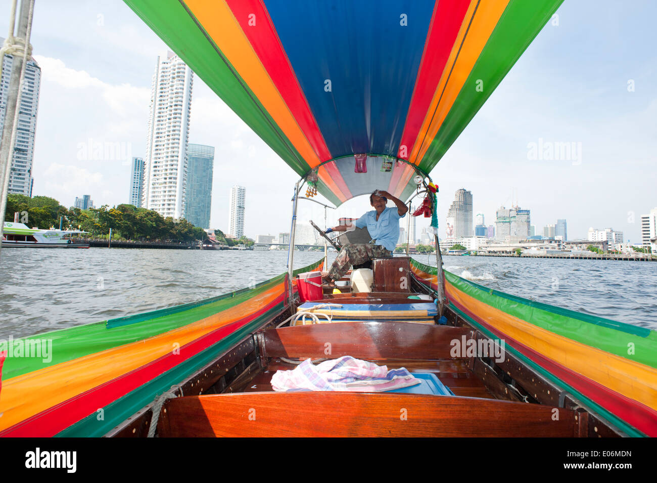 Bangkok Thailand 2014 - traditionelle Long-tailed Boot am Kanal Bangkok Yai Stockfoto