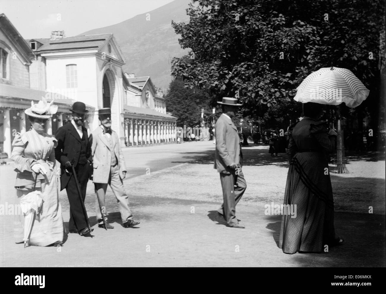 Herr et Mme Julien, Gourdon Caroline, Aux Quinconces, Luchon, September 1898 Stockfoto