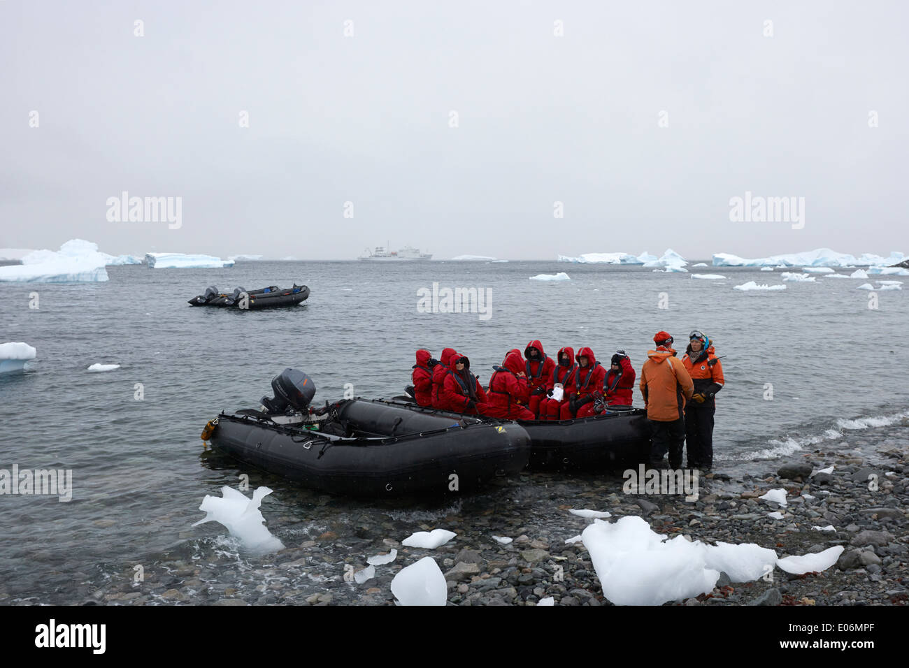 Leute in Zodiacs auf Landausflügen von Expedition Schiff Cuverville Island Antarktis Stockfoto