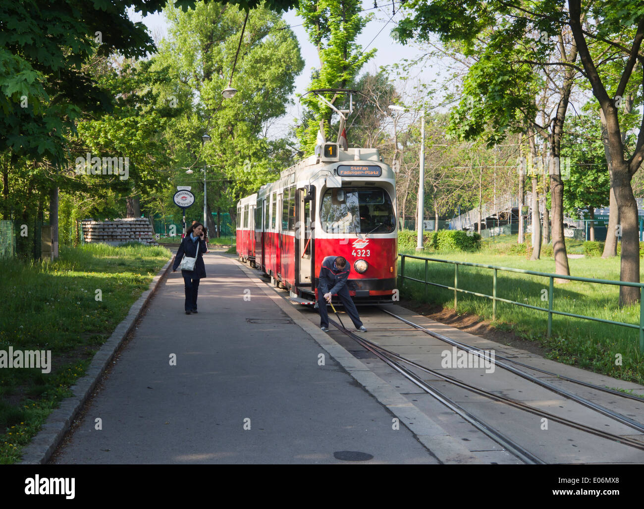 Straßenbahn in Wien Österreich, Treiber manuell Betrieb einen Schalter am Ende der Linie Nr. 1 im Prater, um Spuren zu ändern Stockfoto