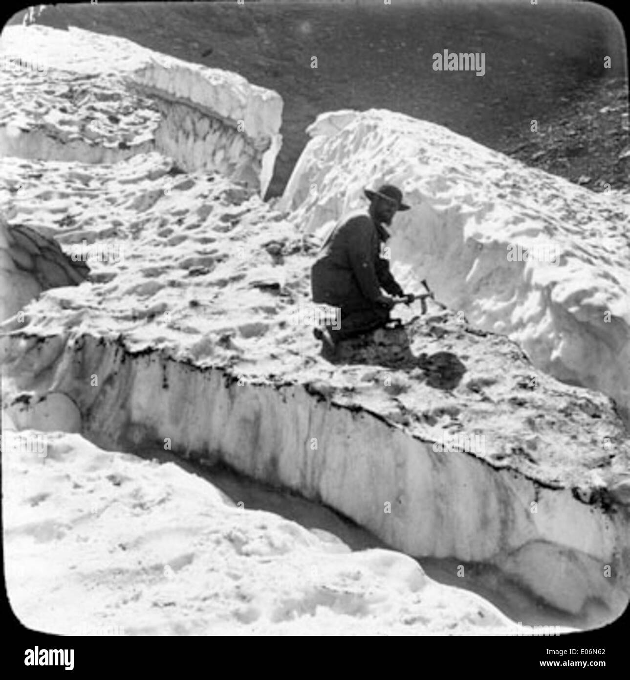 Ein Mann mit einer Pistole, der am Fuße eines Wasserfalls in Gavarnie steht, in den Hautes-Pyrénées. Das Bild zeigt die natürliche Landschaft und das zerklüftete Gelände dieses berühmten Ortes in den französischen Pyrenäen. Stockfoto