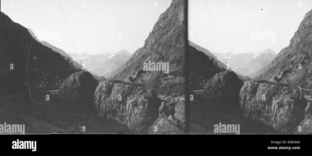 Ein malerisches Foto des Gavarnie-Tals, das die Berggipfel, die Straßen und die Tallandschaft in den französischen Pyrenäen hervorhebt. Stockfoto
