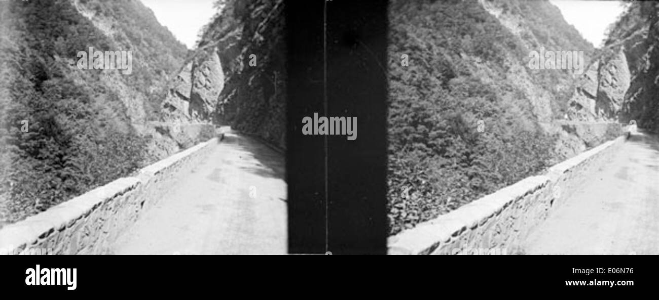 Ein Foto, das im August 1906 von der Route de Gavarnie aufgenommen wurde, einer malerischen Straße in den französischen Pyrenäen. Diese Route führt zum Gavarnie Cirque, einem UNESCO-Weltkulturerbe, das für seine dramatische Aussicht auf die Berge und die natürliche Schönheit bekannt ist. Stockfoto