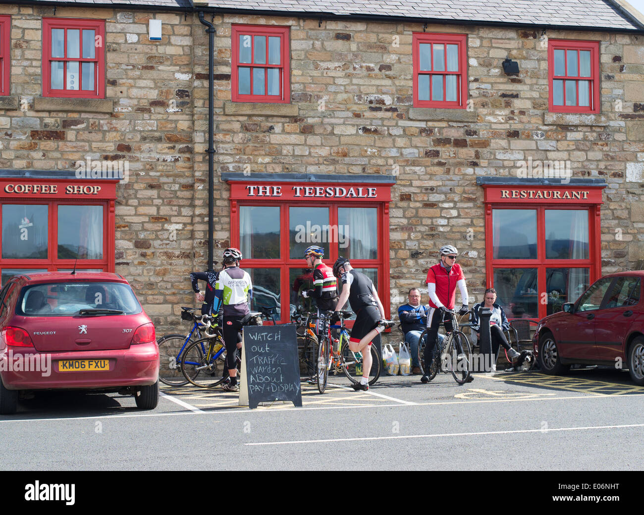 Gruppe von Radfahrern außerhalb der Teesdale Restaurant Barnard Castle-Nord-Ost England UK Stockfoto