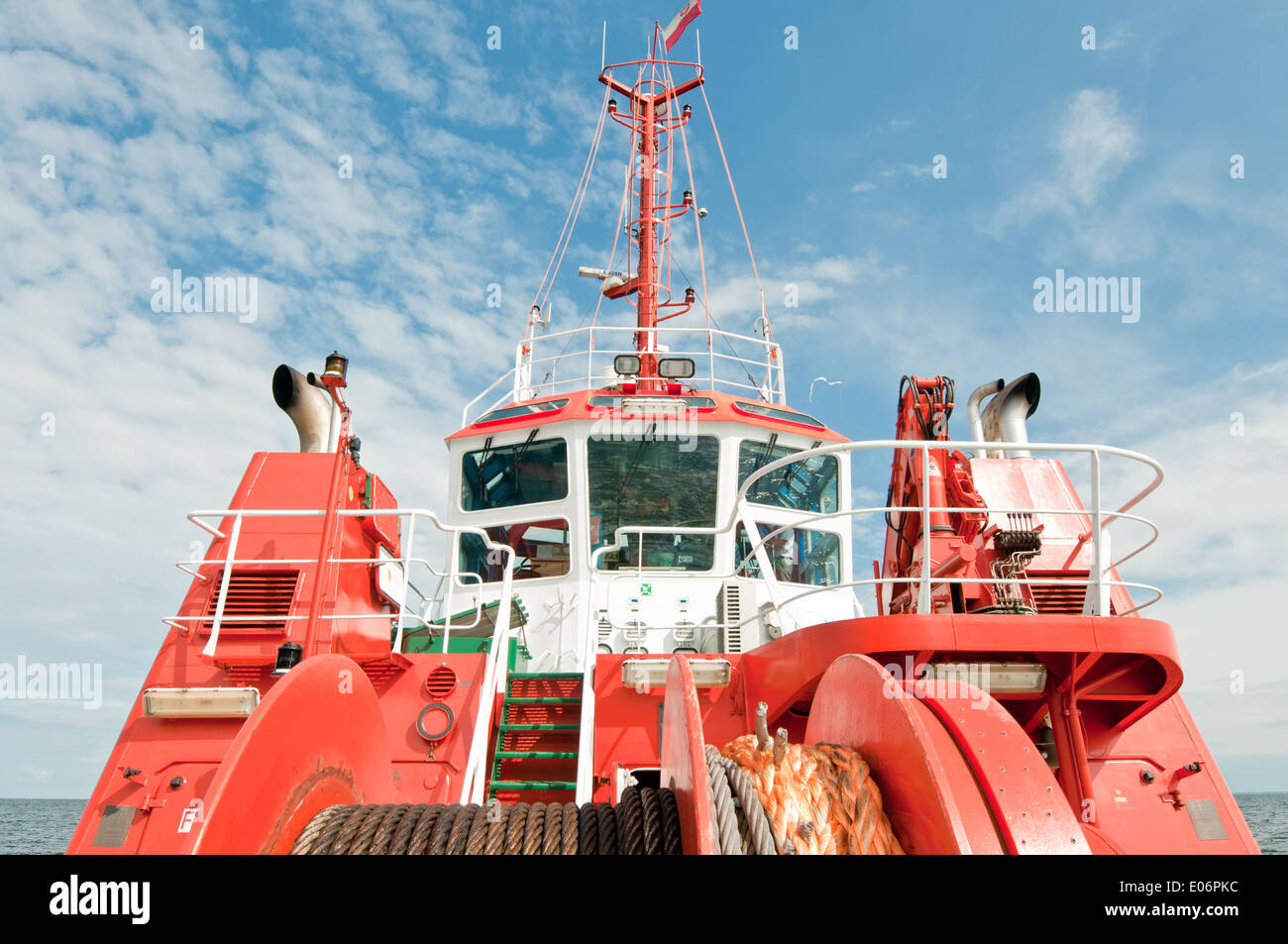 rote Schlepper auf einer Ostsee in Danzig, Polen Stockfoto