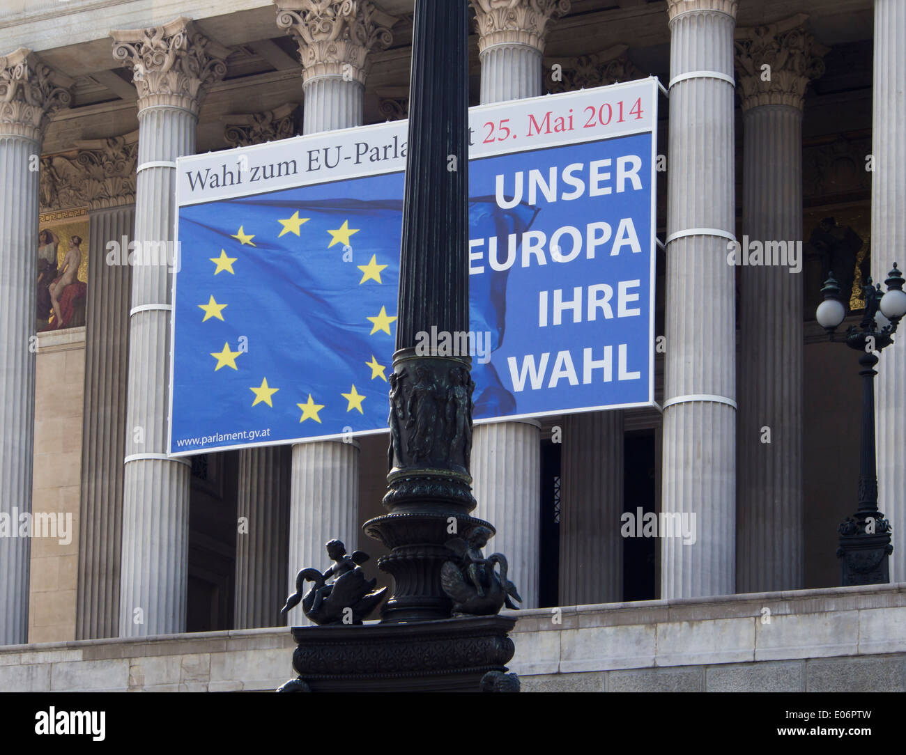 Haupteingang zum österreichischen Parlament in Wien mit großen Informationsbanner erinnert an den Wahlen zum EU-Parlament 25 Mai Stockfoto