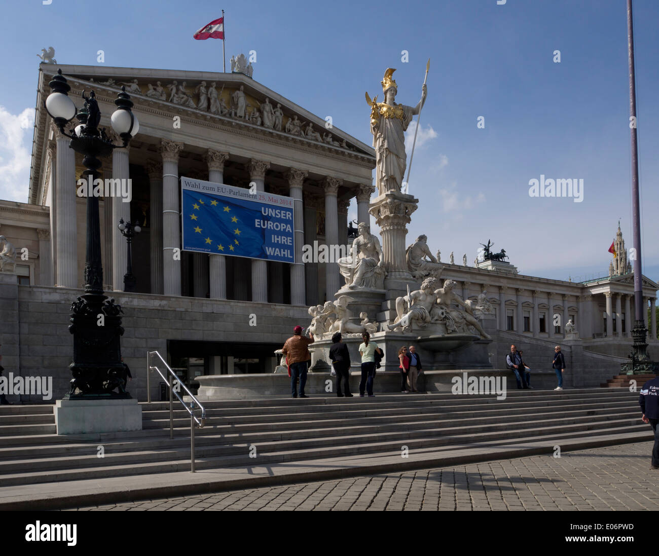Haupteingang zum österreichischen Parlament in Wien mit großen Informationsbanner erinnert an den Wahlen zum EU-Parlament 25 Mai Stockfoto