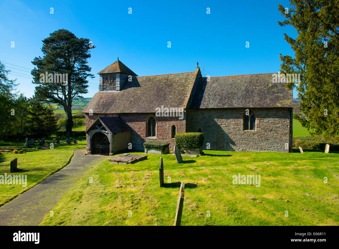 Die Kirche von St. Michael und alle Engel in das Dorf von Stanton lang, Shropshire, England. Stockfoto