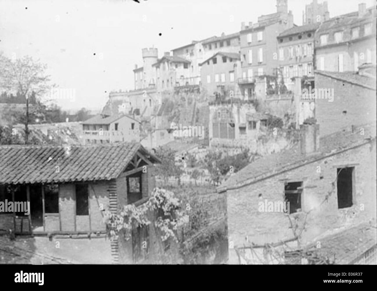 Ein Foto vom 28. April 1895, das den Graben von Albi zeigt, ein historisches Gebäude mit einem Ziegeldach im Hintergrund, das die mittelalterliche Architektur der Stadt widerspiegelt. Stockfoto