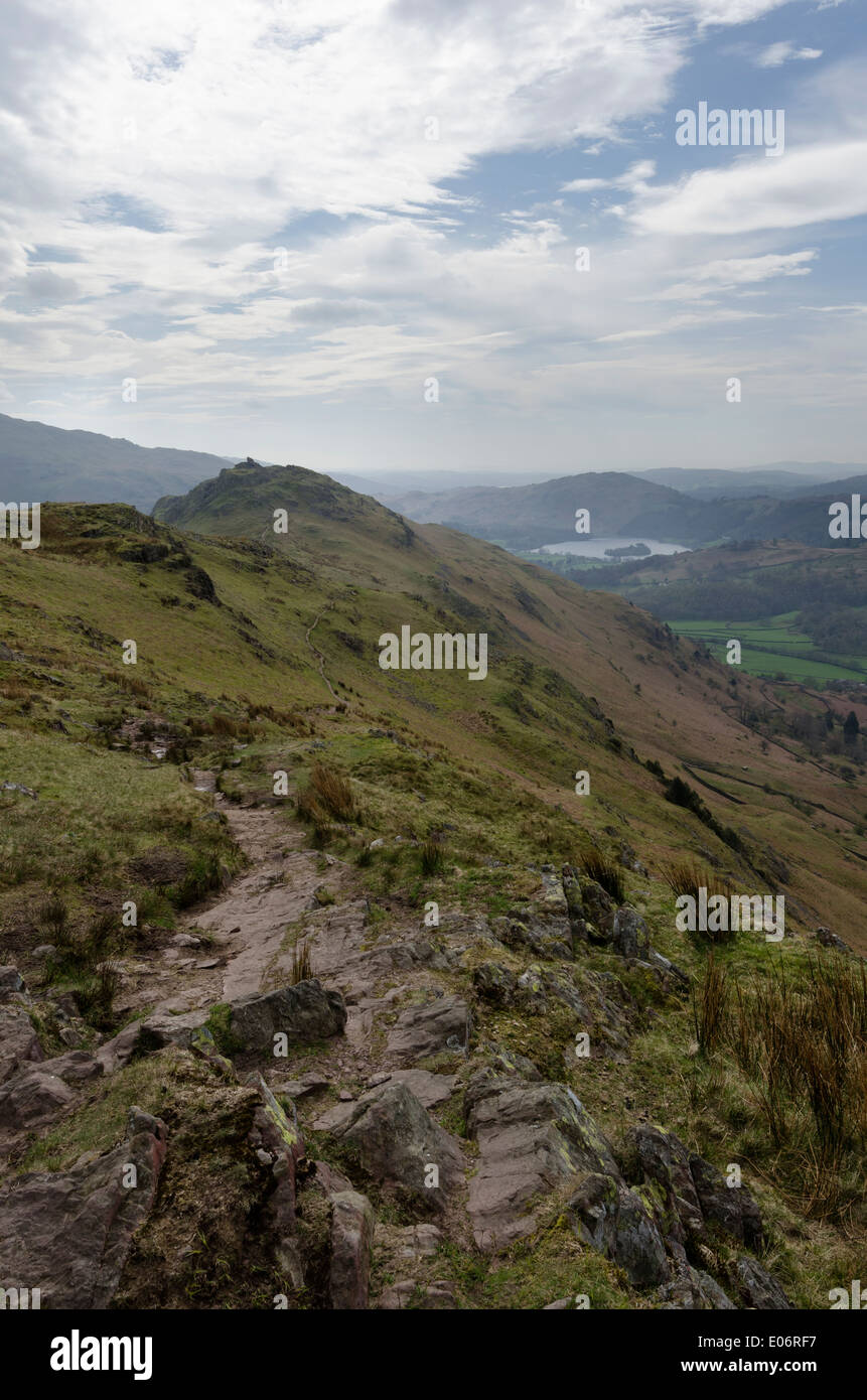 Der Pfad auf Spitze Felsen in der Nähe von Grasmere im englischen Lake District Stockfoto