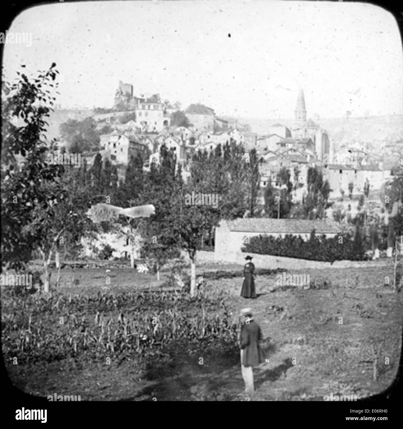 Ein Foto des Dorfes Caylus aus dem Osten. Das Bild zeigt das Layout und die ländliche Umgebung dieses französischen Dorfes und bietet eine Perspektive auf die Umgebung. Stockfoto