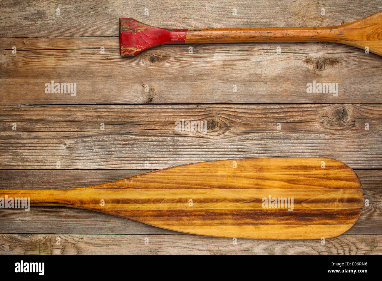 Klinge und Griff aus Holz Kanu paddeln rustikale Holz Hintergrund mit einem Textfreiraum Stockfoto