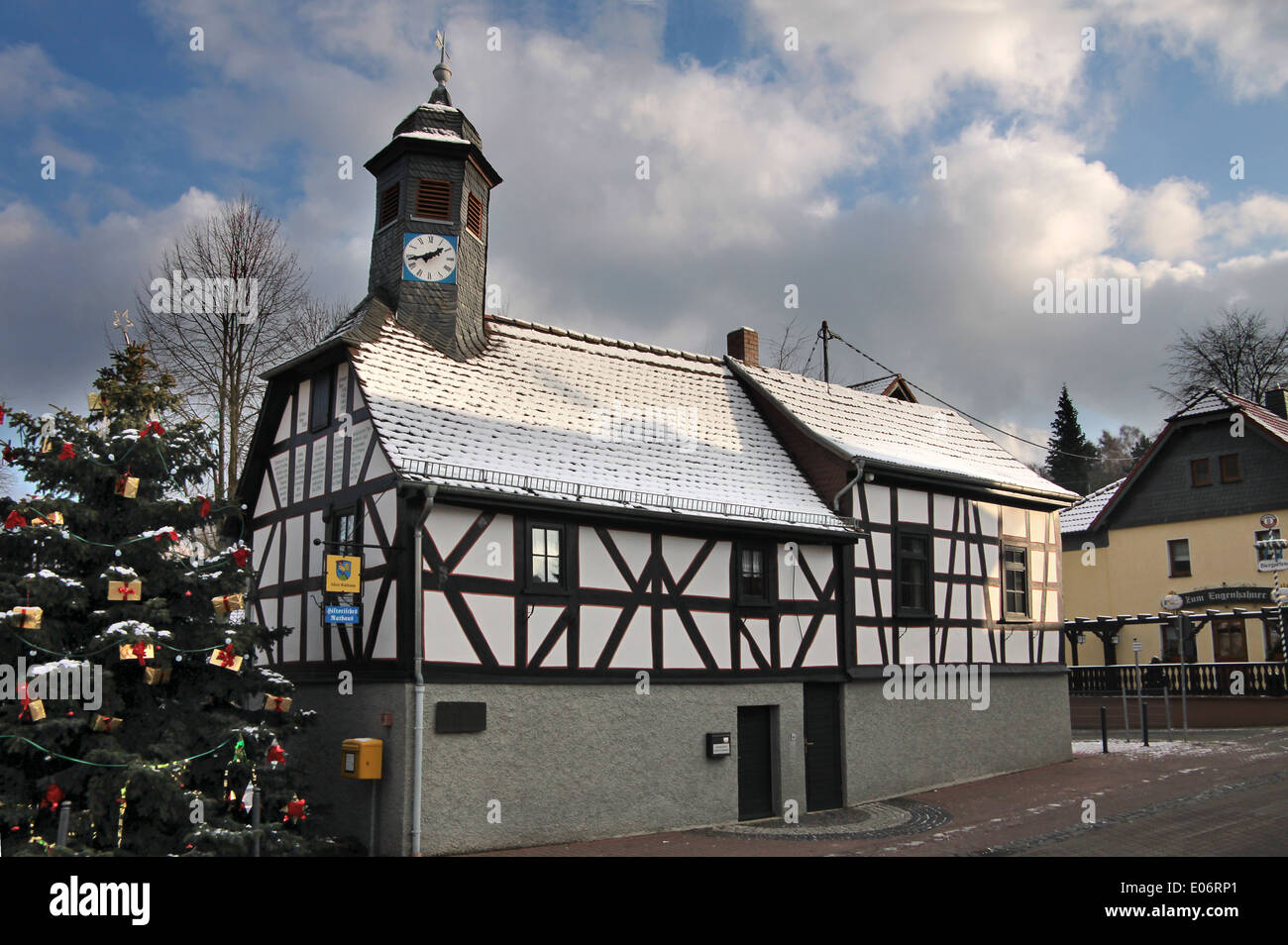 Altes Rathaus von Engenhahn im Taunus mit Weihnachtsbaum Stockfoto