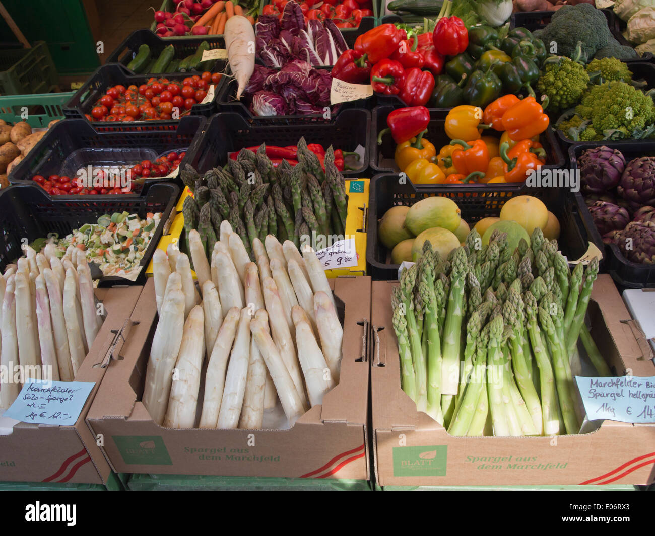 Spargelsaison bringt köstliche Triebe auf den lokalen Märkten und spezielle Menüs zu den Restaurants in Wien Stockfoto