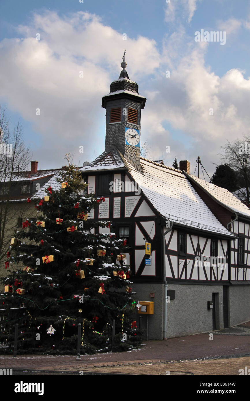 Altes Rathaus von Engenhahn im Taunus mit Weihnachtsbaum