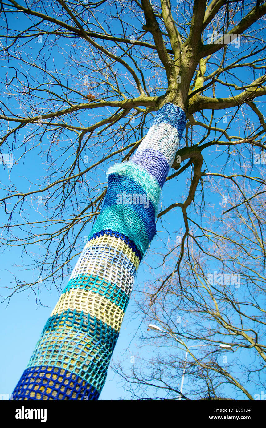 Ein gestrickt/gehäkelt Baum in Almere-Haven (Niederlande). Stockfoto