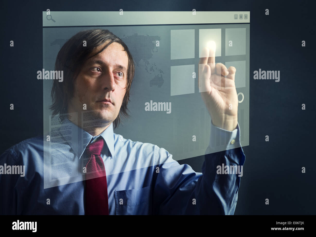Kaufmann im blauen Hemd, einer digitalen Touchscreen Taste drücken Stockfoto