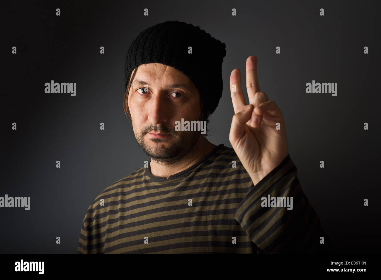 Legerer kaukasischen Mann mit zwei Fingern als Sieg oder Frieden symbol Stockfoto