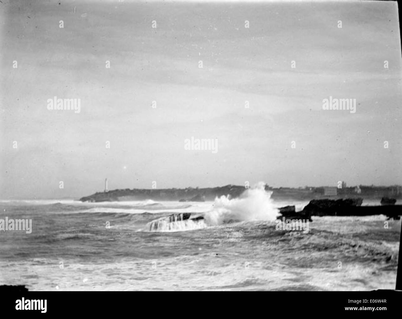 Das Bild zeigt den Pier und Leuchtturm in Biarritz, einer Küstenstadt im Südwesten Frankreichs, die für ihre malerische Landschaft und maritime Kultur bekannt ist. Stockfoto