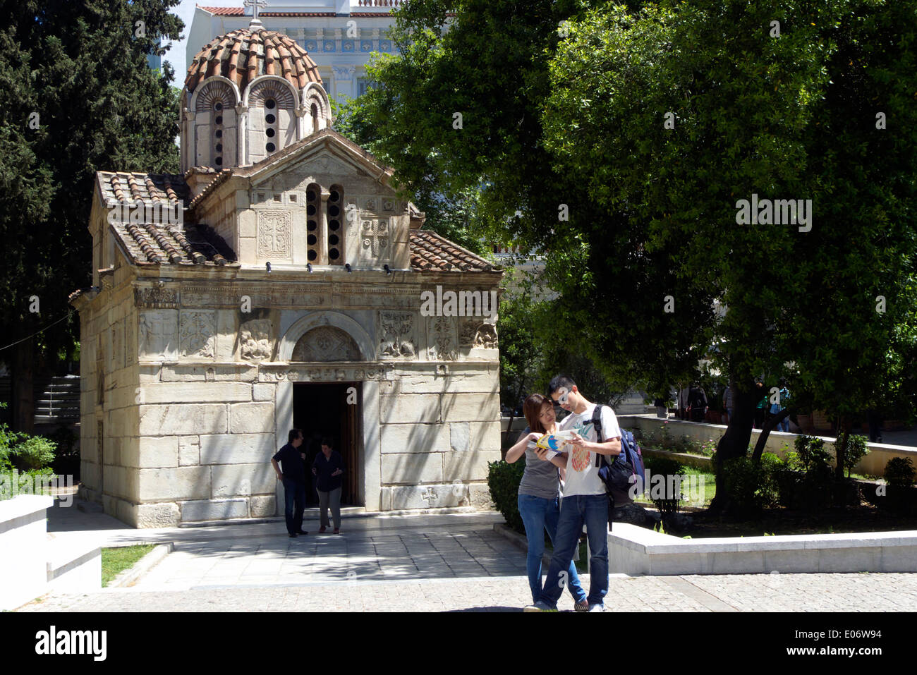 Griechenland Athen Mitropolis Quadrat ein chinesisches Paar außerhalb der Kirche Panagia gorgoepikoos Stockfoto
