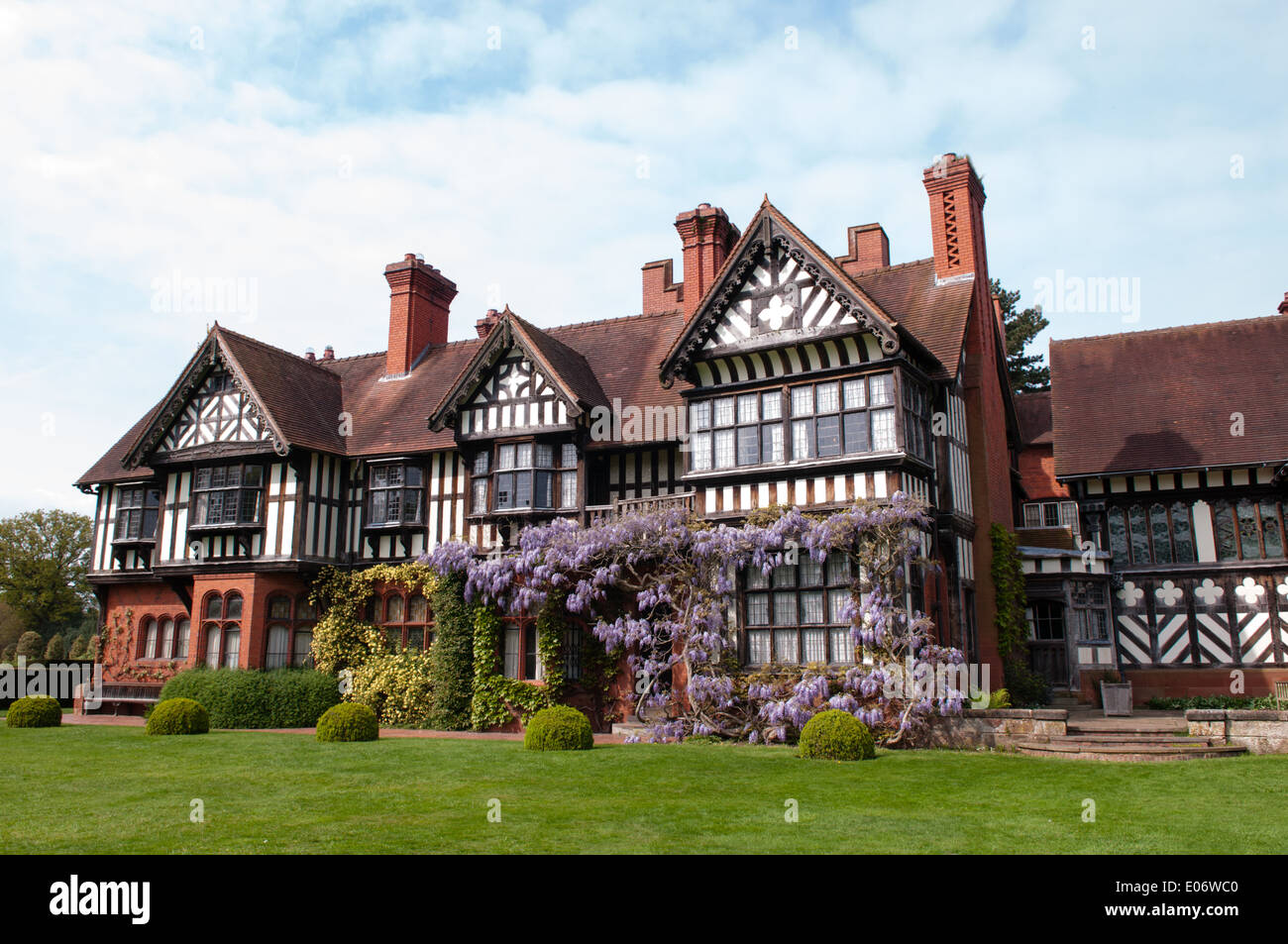 Ansicht des National Trust-prozentige Wightwick Manor, in Wolverhampton, mit blühenden Glyzinien abdecken des Westflügels Stockfoto