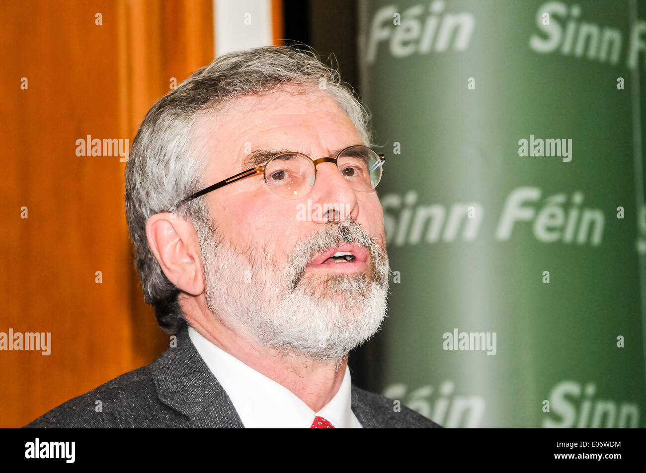 Belfast, Nordirland. 4. Mai 2014 - Gerry Adams hält eine Pressekonferenz, weniger als eine Stunde nach seiner Entlassung aus dem PSNI in Frage zu stellen. Bildnachweis: Stephen Barnes/Alamy Live-Nachrichten Stockfoto