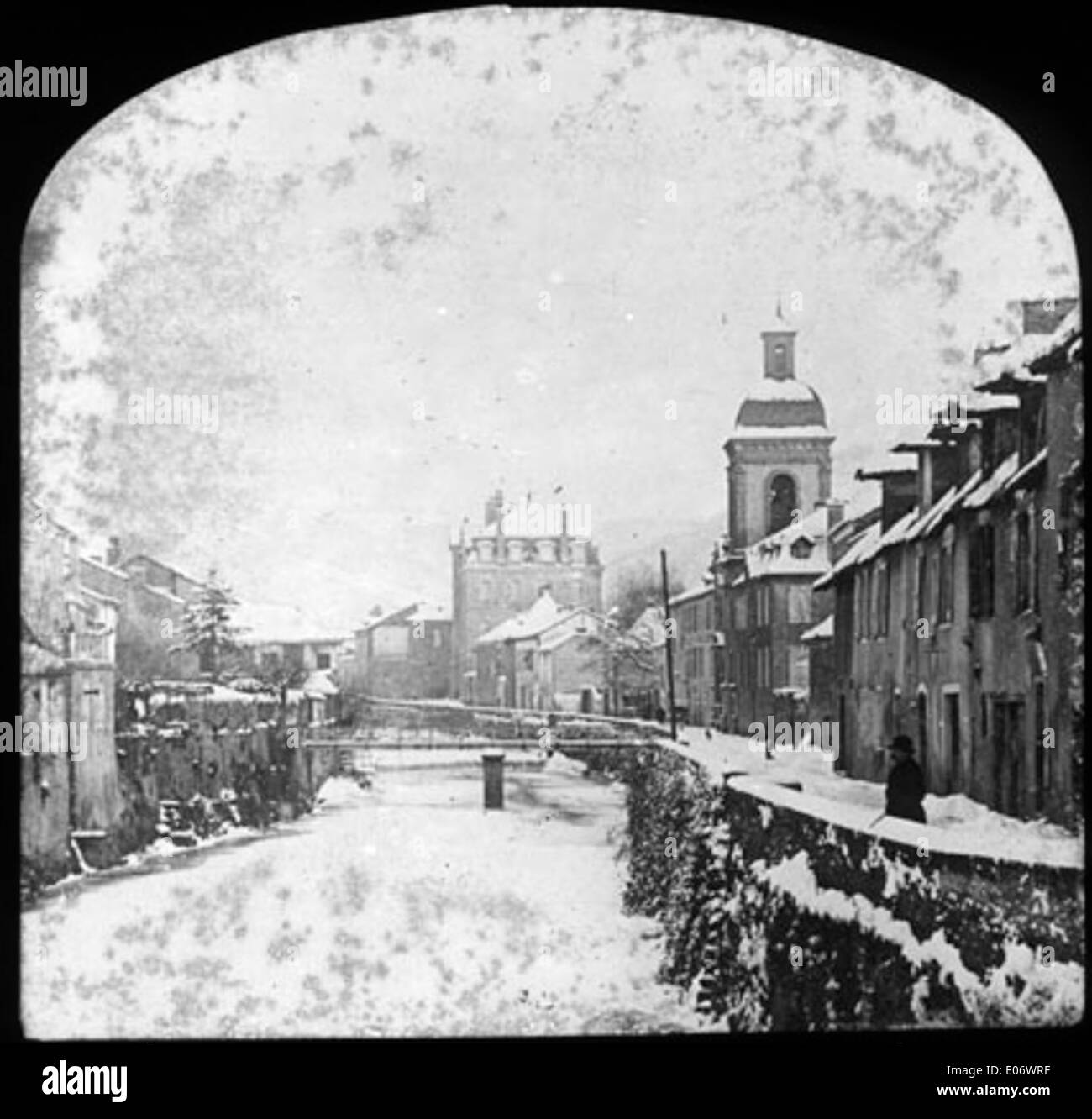 Dorf Enneigé, Rivière gelée Stockfoto