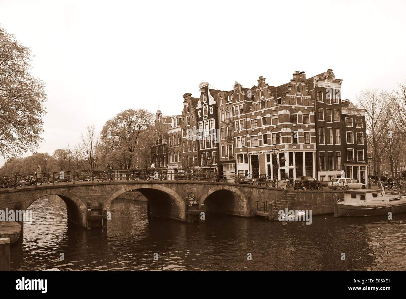 Brucke Und Alte Hauser Die Prinsengracht Bouwersgracht Kanal In Amsterdam Trifft Jordaan Viertel Den Niederlanden Sepia Bearbeiten Stockfotografie Alamy