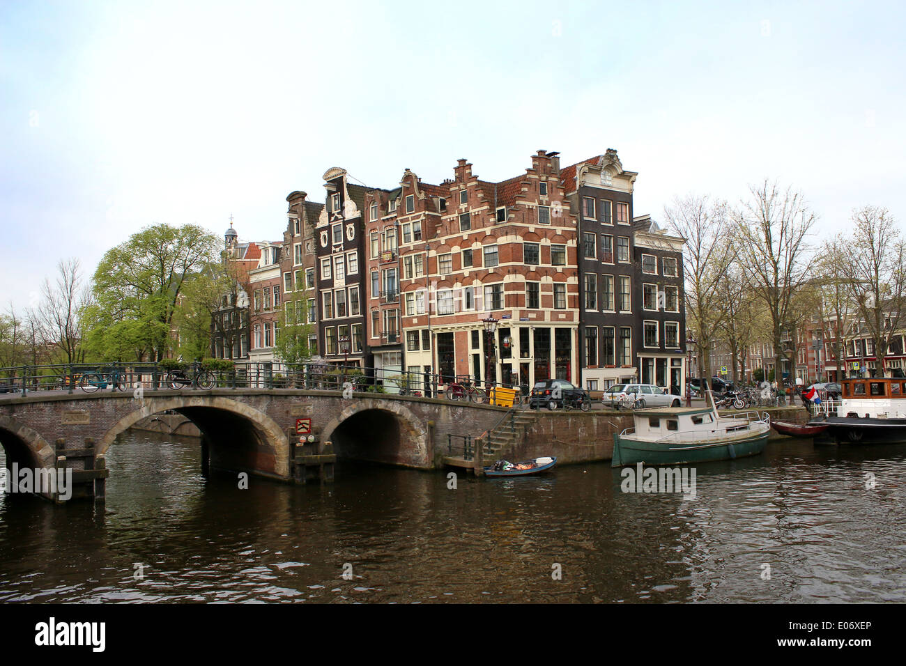 Brücke und alte Häuser Prinsengracht Brouwersgracht Kanal in Amsterdam, Niederlande trifft Stockfoto