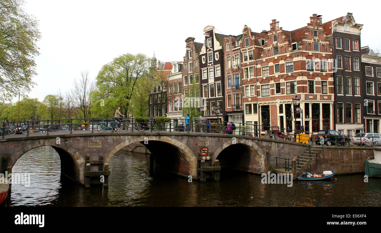 Brücke und alte holländische Giebel Häuser trifft Prinsengracht Brouwersgracht Kanal in Amsterdam, Jordaan-Viertel, Niederlande Stockfoto
