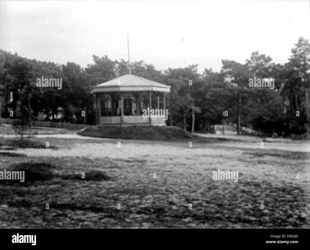 Dieses Foto, das am 7. Oktober 1899 aufgenommen wurde, zeigt einen Musikkiosk in einem Wald in Arcachon. Das Foto hebt die Struktur in der natürlichen Umgebung hervor. Stockfoto