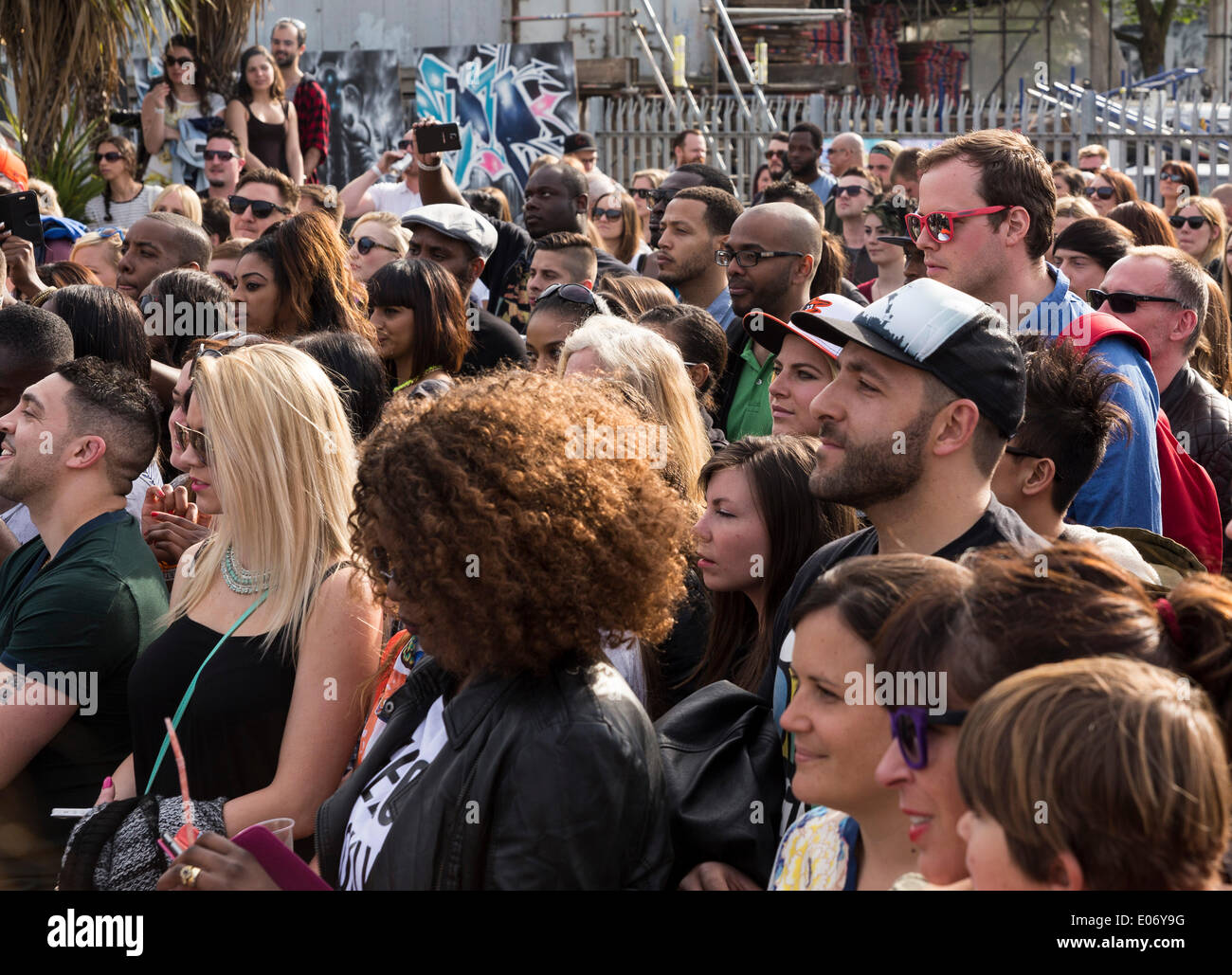 London, UK. 5. Mai 2014. Menschen genießen die Auftritte bei der London Streetfest auf Sonntag, 4. Mai 2014 in Hackney Wick Fisch Insel, London, UK. Die Streetfest ist eine urbane Kultur-Festival findet in East London vertreten sind verschiedene Formen der street-Art: DJ-Sets, Rap, Breakdance, Skaten, BMX fahren und Graffiti Auftritte. Bildnachweis: Cecilia Colussi/Alamy Live-Nachrichten Stockfoto