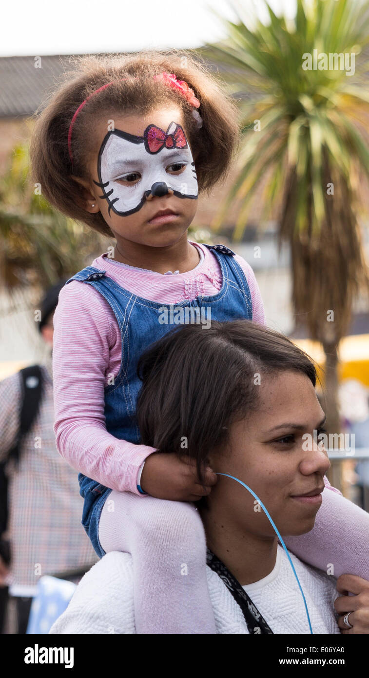 London, UK. 5. Mai 2014. Kinderschminken Sie in London Streetfest auf Sonntag, 4. Mai 2014 in Hackney Wick Fisch Insel, London, UK. Die Streetfest ist eine urbane Kultur-Festival findet in East London vertreten sind verschiedene Formen der street-Art: DJ-Sets, Rap, Breakdance, Skaten, BMX fahren und Graffiti Auftritte. Bildnachweis: Cecilia Colussi/Alamy Live-Nachrichten Stockfoto