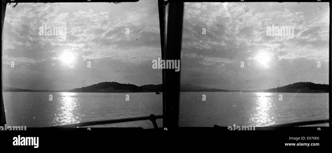 Ein Sonnenuntergang über dem Meer in Toulon, Frankreich, aufgenommen im April 1905. Toulon ist bekannt für seinen Seehafen und seine maritime Geschichte. Stockfoto