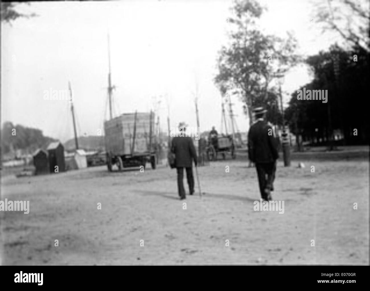 Eine Fotografie der Allées Marines in Bayonne, aufgenommen im Oktober 1897. Das Bild zeigt die von Bäumen gesäumte Promenade und die Freizeitaktivitäten der damaligen Zeit in der Küstenstadt. Stockfoto
