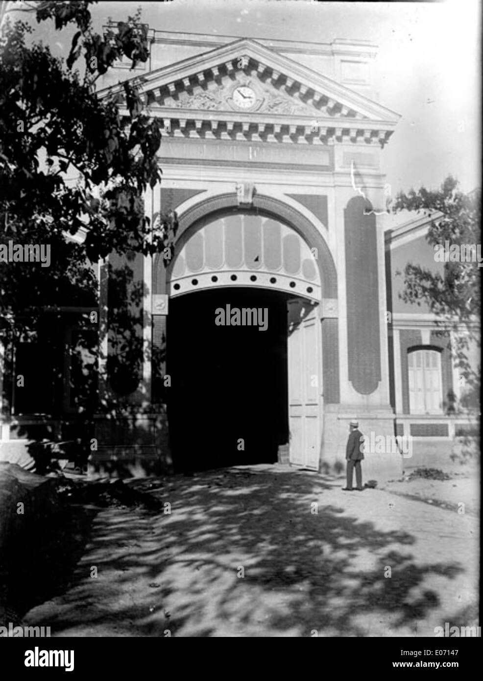Dieses Foto zeigt den Eingang zur Fabrik von Byrrrh in Thuir, Frankreich, aufgenommen im Oktober 1909. Das Bild bietet einen Einblick in die historische Umgebung eines bekannten französischen Unternehmens, das an der Herstellung von Byrrh, einer Art Brennwein, beteiligt ist. Stockfoto