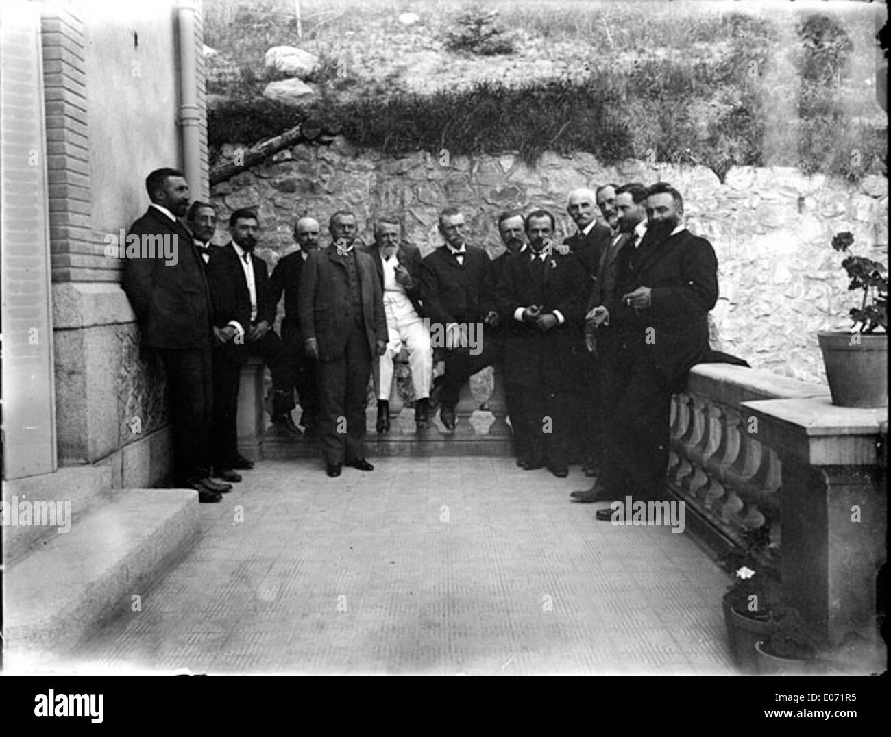 Dieses historische Foto vom 18. Juli 1907 zeigt eine Gruppe von Männern, die sich für die Internationale Trans-Pyrenäen-Kommission in Ax-les-Thermes versammelt haben. Das Foto zeigt das Treffen in einem historischen Kontext der internationalen Zusammenarbeit des frühen 20. Jahrhunderts. Stockfoto