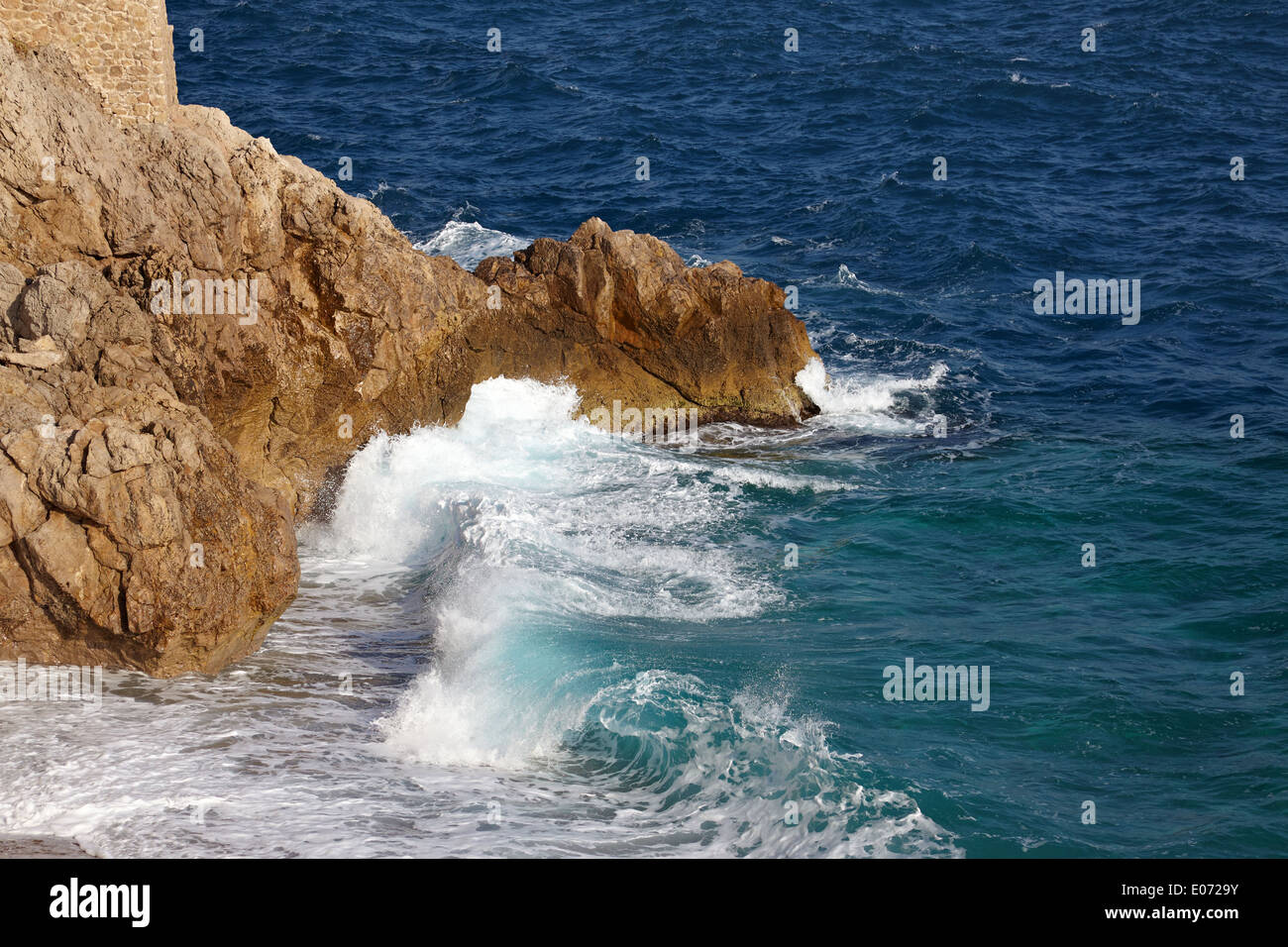 Wellen auf Klippe Stockfoto