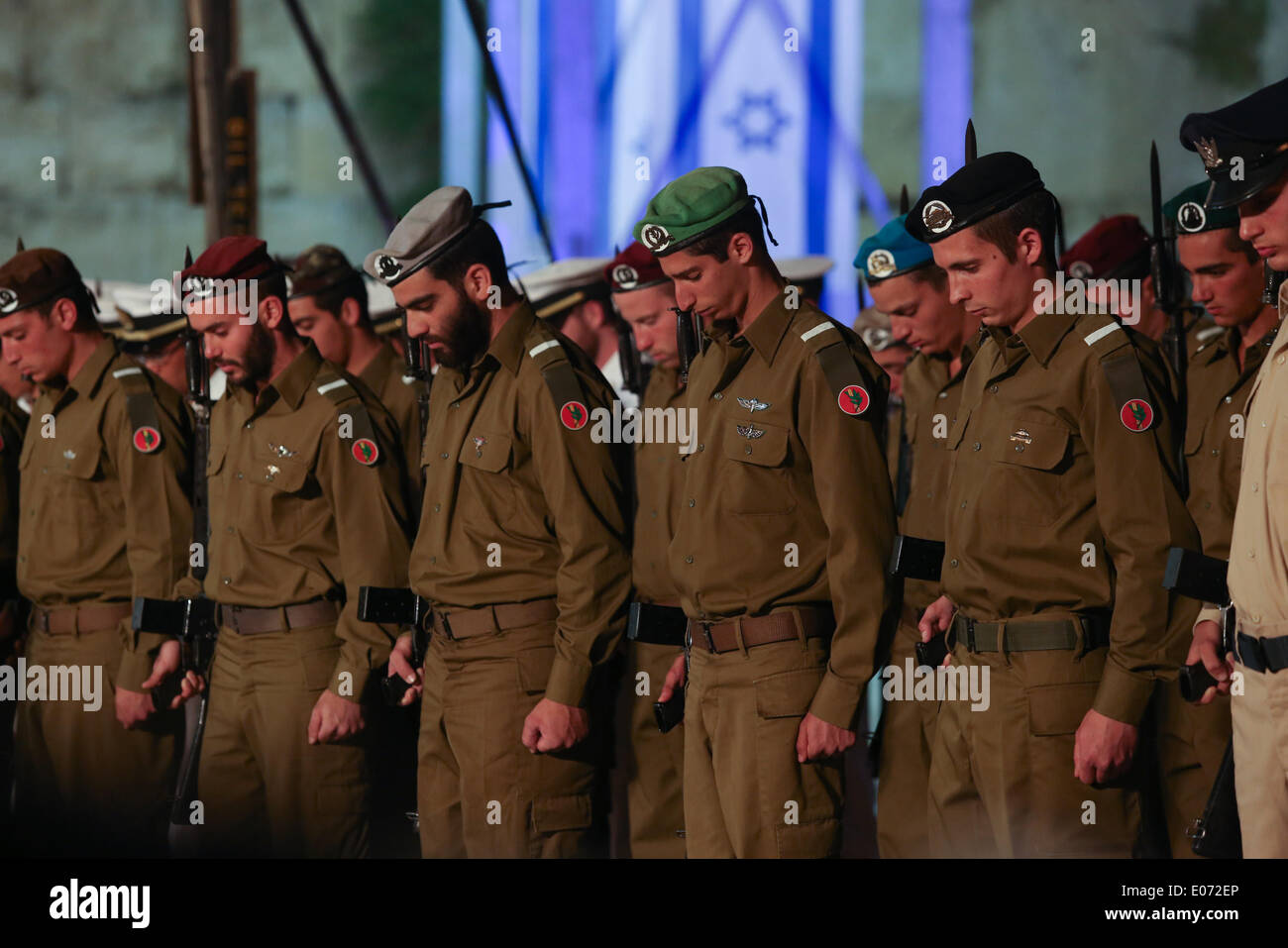 Jerusalem. 4. Mai 2014. Israelische Soldaten stehen noch Trauer um gefallene Soldaten während einer Zeremonie Gedenktag an der Klagemauer in der Altstadt von Jerusalem, am 4. Mai 2014. Heulen Sirenen Millionen Israelis im Keim Sonntag Abend anhalten, um einen Moment der Stille als die Nation zu beobachten sah gestartet Remembrance Day Veranstaltungen als Hommage an seine 23.169 gefallenen Soldatinnen und Soldaten. © JINI/Xinhua/Alamy Live-Nachrichten Stockfoto