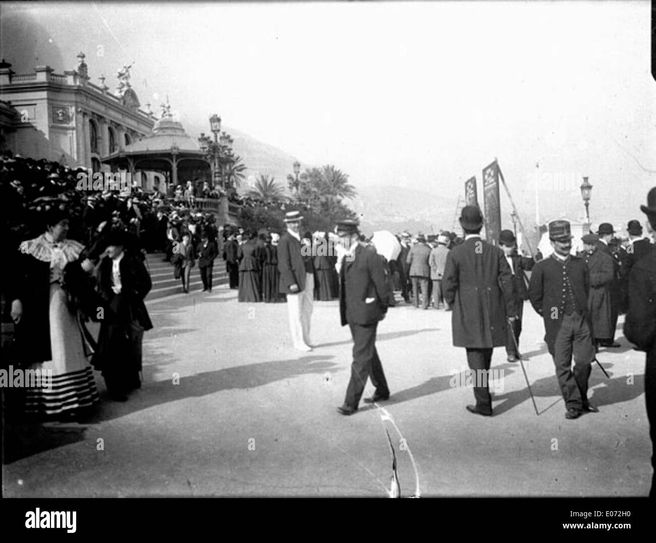 Dieses Foto „Foule au concours des chapeaux“ aus Monte-Carlo, April 1909, fängt eine elegante Menschenmenge bei einem Hutwettbewerb auf der großen Terrasse ein. Die Veranstaltung spiegelt die Mode- und High Society-Versammlungen des frühen 20. Jahrhunderts wider. Stockfoto