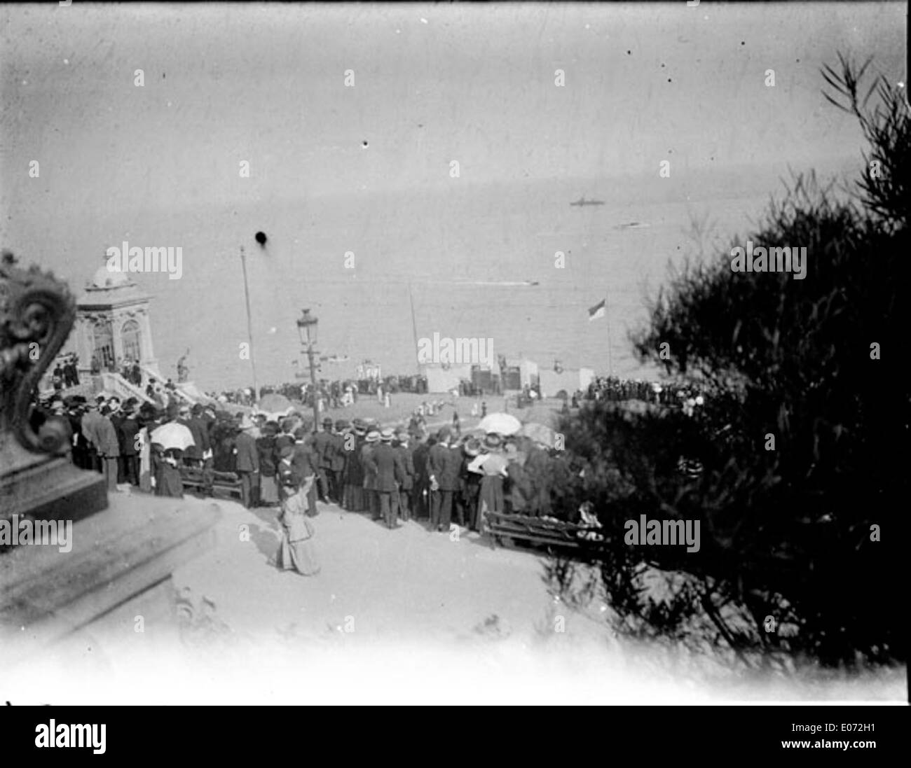 Dieses Foto aus dem Jahr 1909 fängt die Spannung eines Boot- und Autorennens in Monte Carlo ein, bei dem die Zuschauer von der Seitenlinie aus zusehen. Die historische Veranstaltung kombiniert frühe Automobil- und Bootsportarten und hebt die Unterhaltung und technologischen Innovationen der damaligen Zeit hervor. Stockfoto