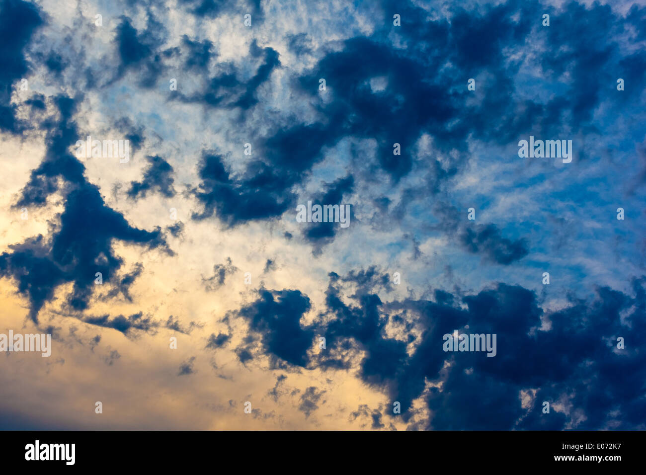 Schuss von einem dramatischen Himmel im Morgengrauen mit lebendigen Farben und einige beleuchtete Wolken Stockfoto